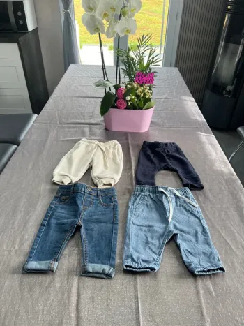 Lot 4 pantalons taille 3 mois