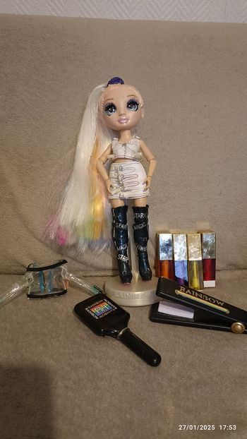 Poupée Rainbow et accessoires