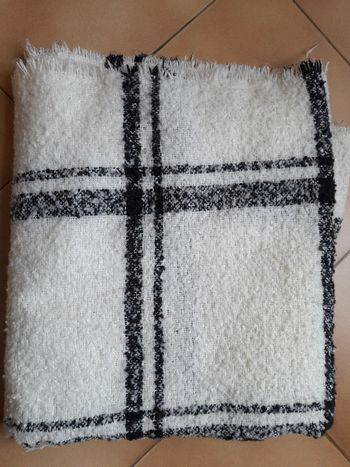 Chale  blanc carreaux noirs