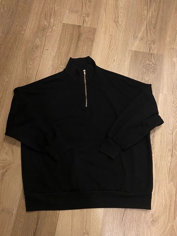 sweat a col montant et a demi fermeture et a poches