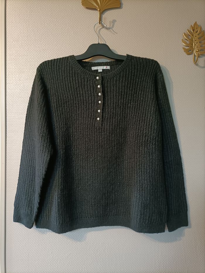 Pull noir avec bouton perles