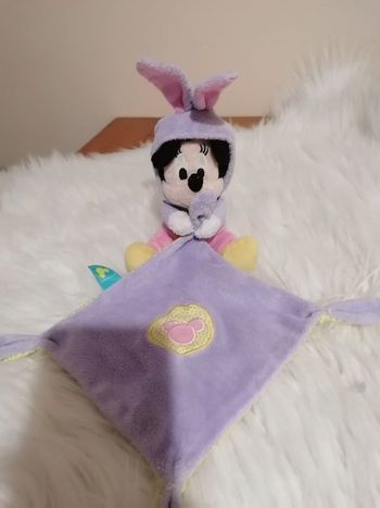 Doudou Minnie Disney nicotoy tenant son mouchoir 