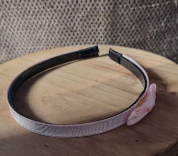 Serre tête rose avec nœud papillon