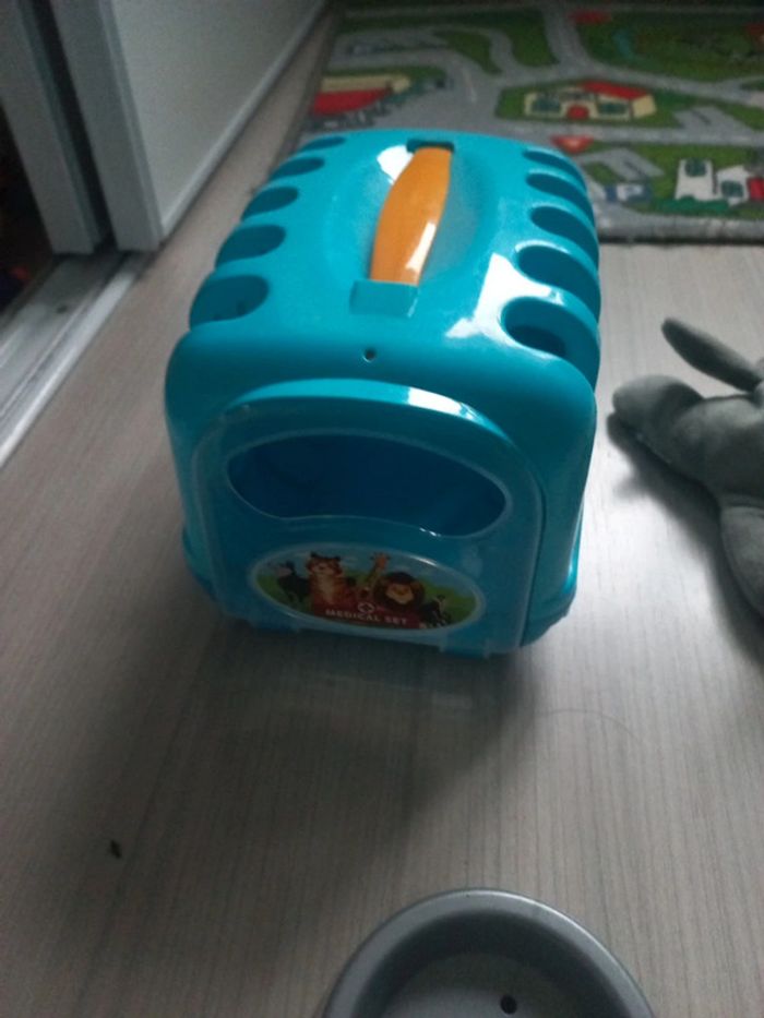 Caisse de transport avec peluche - photo numéro 2