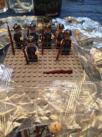 Lot de 24 figurines block soldats français verdun neufs avec support