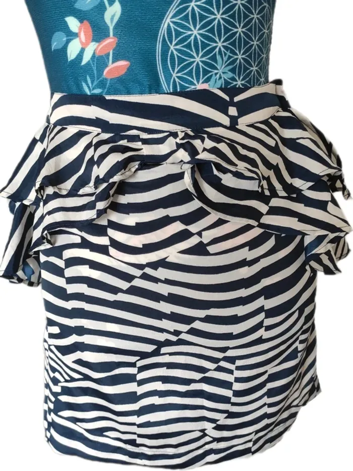 Petite jupe courte volantée zébrée bleu et blanc - Drop Sauvage - photo numéro 2