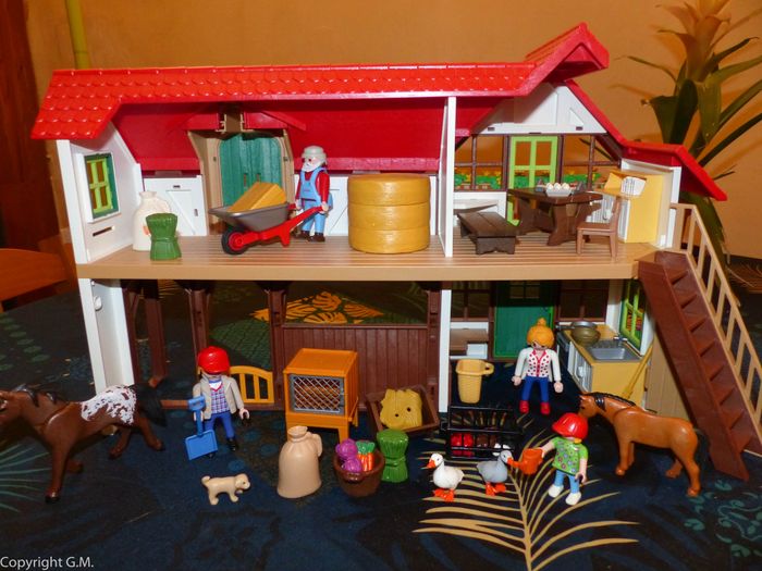 Playmobils la grande ferme moderne + personnages etc - photo numéro 7