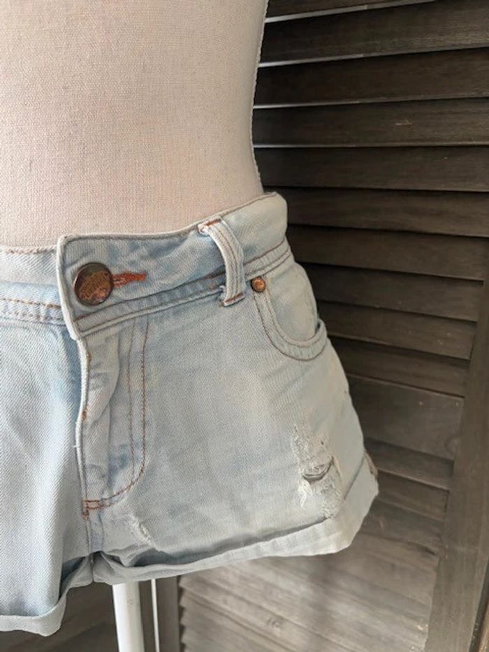 short Bershka bleu clair taille 42 - photo numéro 2