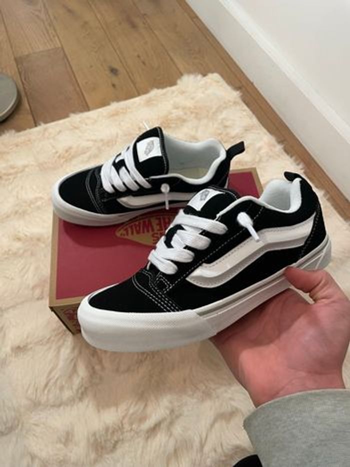 Vans Knu Skool taille 35 noir et blanches