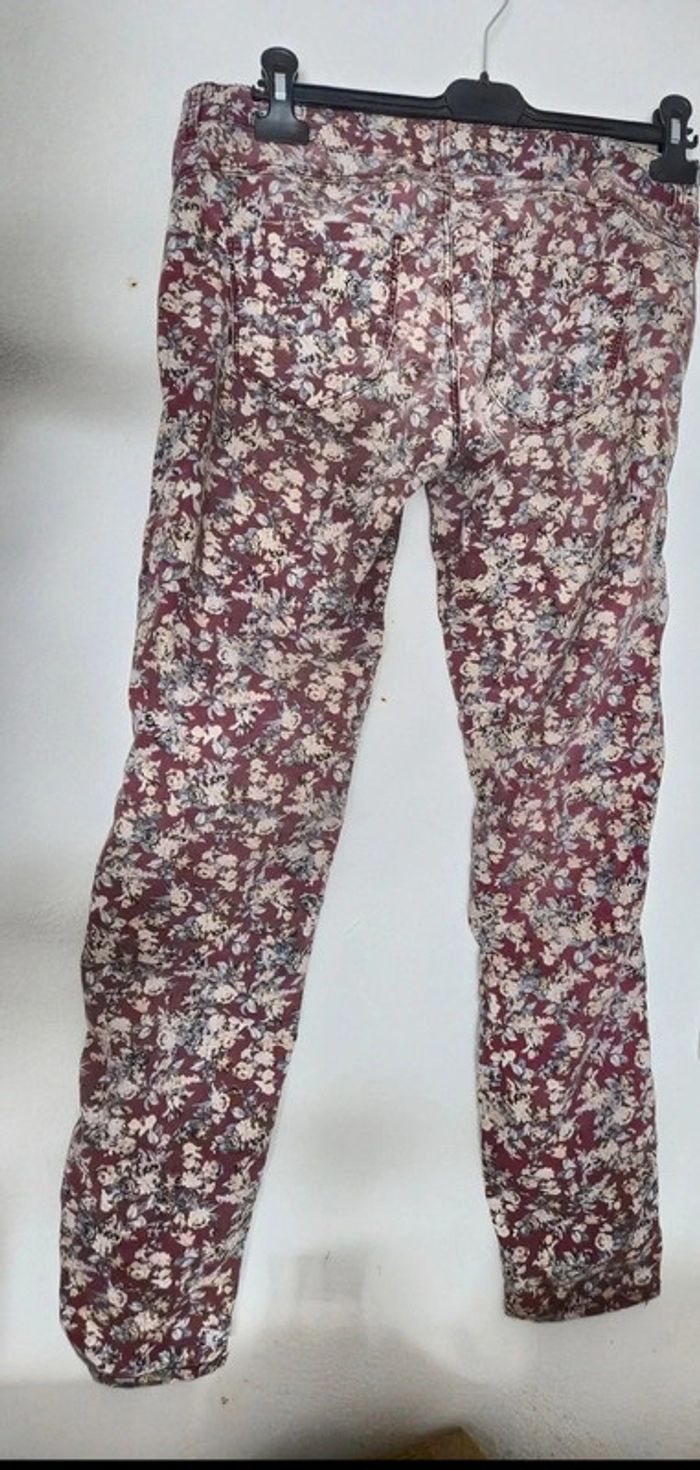 Jean à fleurs Stradivarius en excellent état. Taille 40. - photo numéro 2
