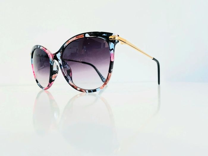 Lunette de soleil femme cats fleurie et dorée verres dégradés UV protection catégorie 3 - photo numéro 3