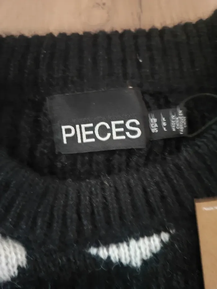 Pull col V Pieces noir Taille L. Neuf, pour un look élégant et tout confort ! - photo numéro 4