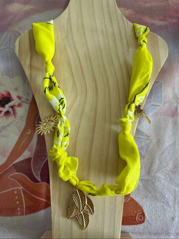 Collier bandana jaune