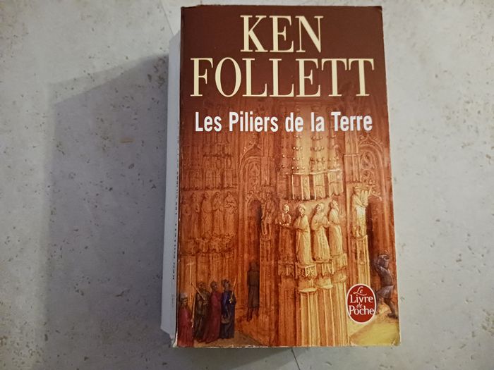 livre Les piliers de la Terre Ken Follett