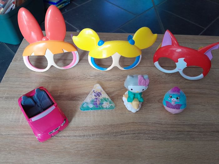 Lot de 7 jouets filles hello kitty McDonald's