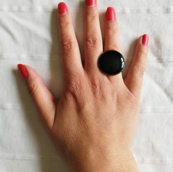 bague ajustable avec une grosse pierre noire