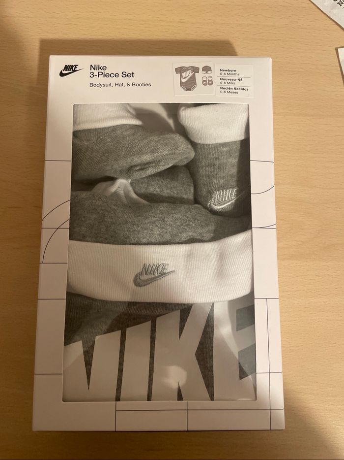 Ensemble bébé gris Nike NEUF