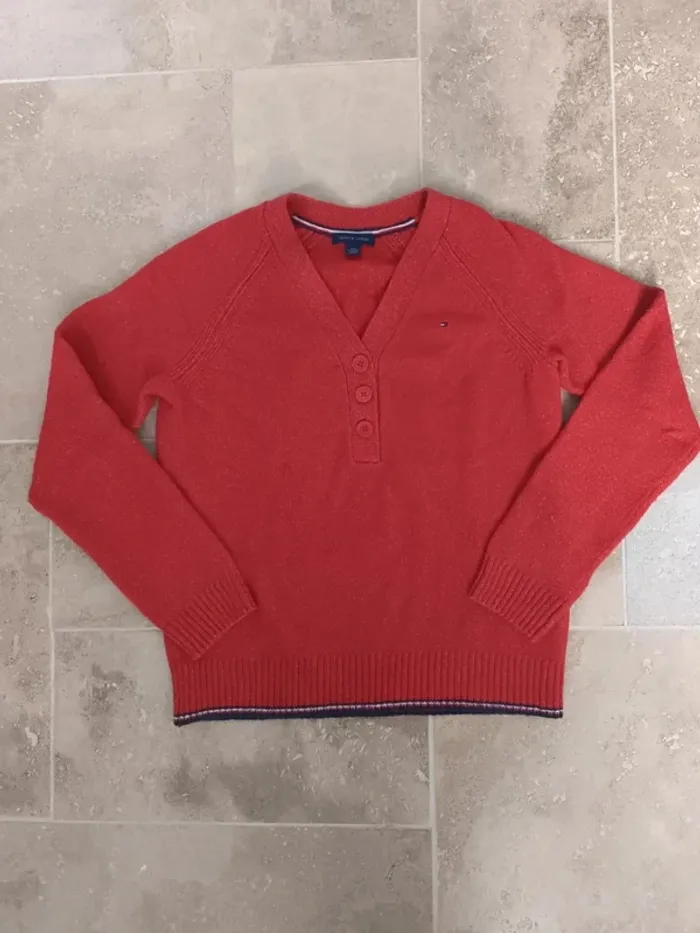 Joli pull rouge col V bouton femme Tommy Hilfiger avec logoo chic comme neuf S selon mesures