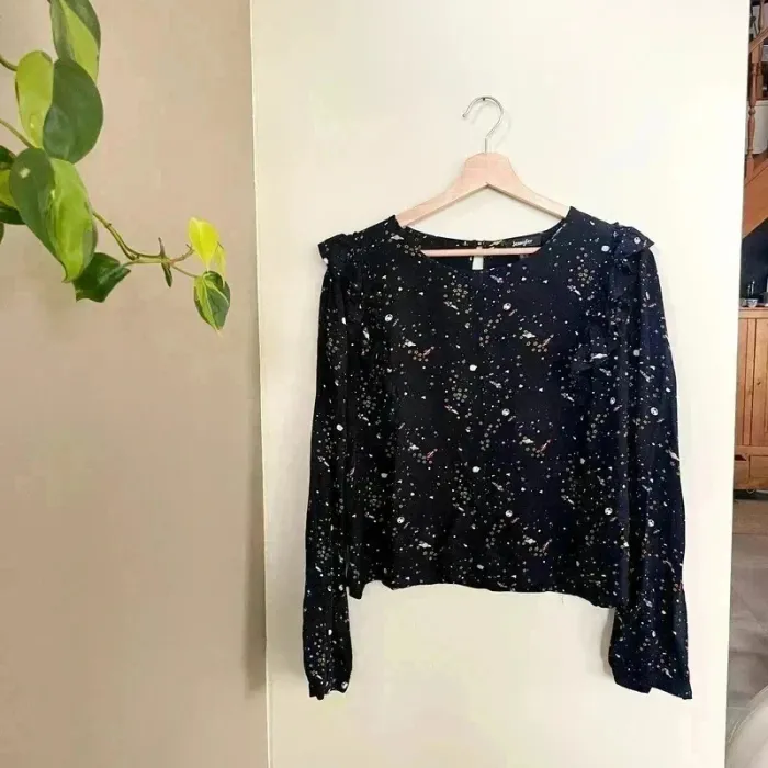 Blouse noire Jennyfer M imprimé espace, fusées & étoiles, manches longues, détail volanté V018 - photo numéro 10