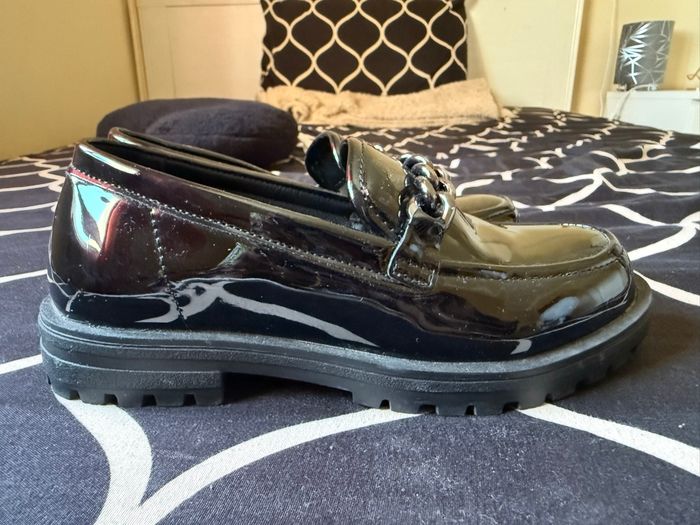 Mocassins vernis noirs avec chaîne – Pointure 31 - photo numéro 4