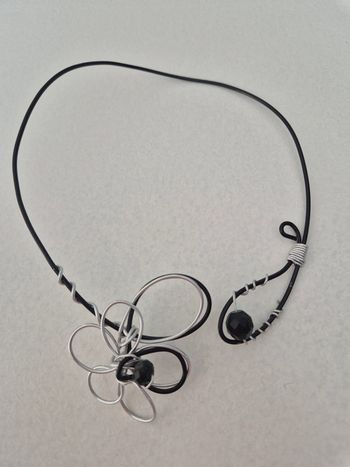 Collier noir fleur