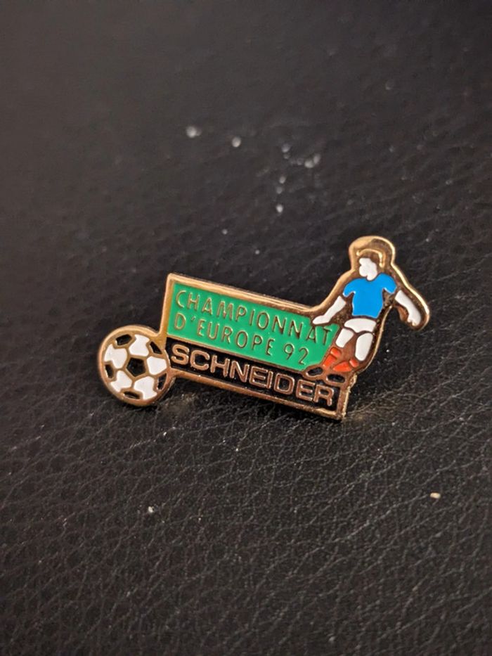 Pin's Euro 92 Football Schneider signé AB