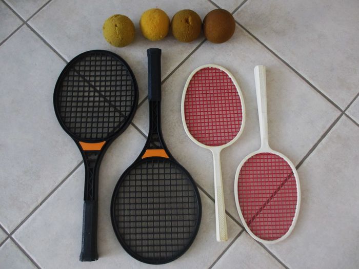 Lot de 2 paires de raquettes plastique + 4 balles en mousse