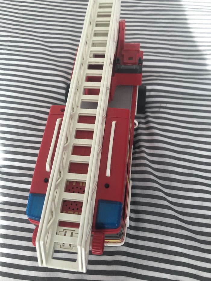 Grand camion de pompier rouge - photo numéro 6