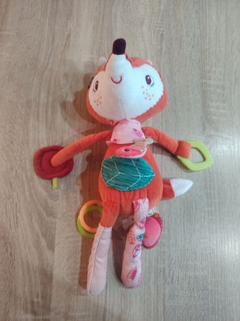 Alice la renarde peluche d'activités de la marque lilliputiens