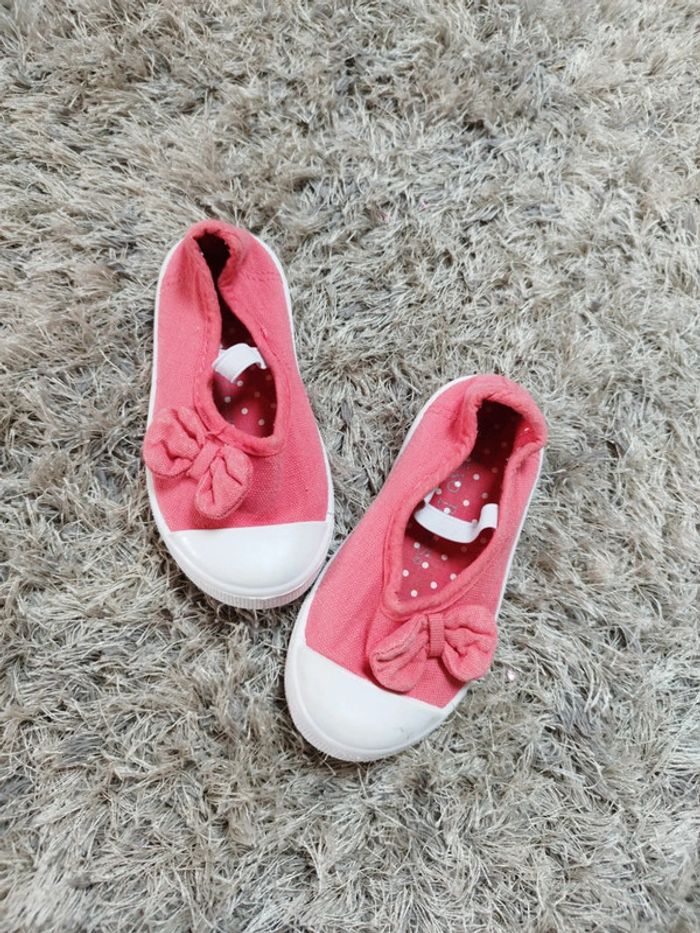 Jolie petite ballerine fille Rose nœud papillon taille 23