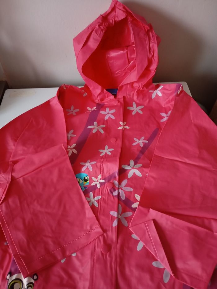 Imperméable ciré. 8!ans . Vinyl Rose et imprimé petshop. Très bon état - photo numéro 3