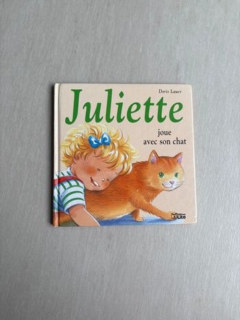 Juliette joue avec son chat