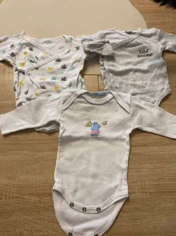 Lot de 3 bodies taille 3 mois