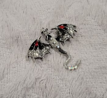 BROCHE DRAGON ARGENTE ROUGE NOIR STRASS ! NEUF !