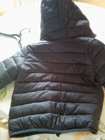 Vends doudoune noire en 4ans.