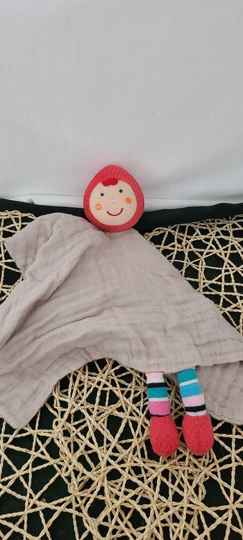 Doudou plat lutin chaperon rouge beige EBULOBO