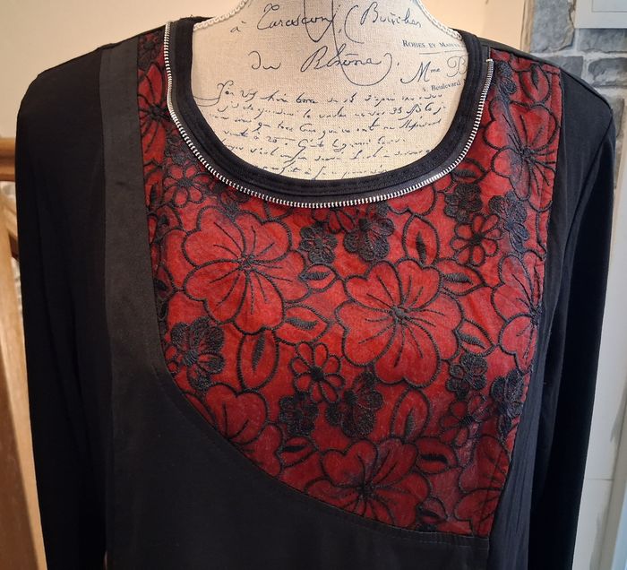 Robe courte noire et rouge à dentelle et fausses fermetures éclair - photo numéro 2