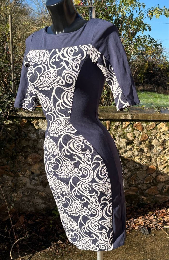 👗 Robe bleu marine moulante à motifs blancs • T36 • Closet - photo numéro 3