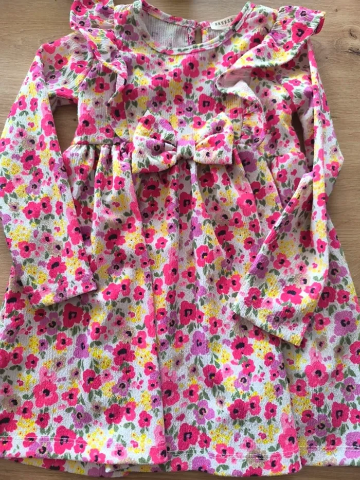 Robe fleuris , manches longues, taille 3 ans , neuve