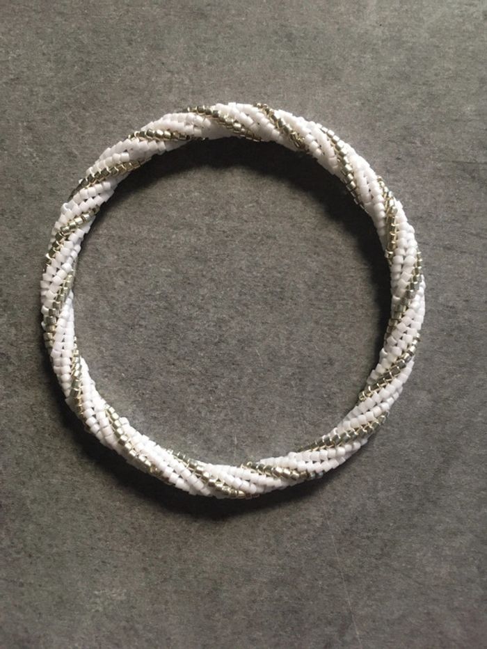 Bracelet jonc tissé en perles