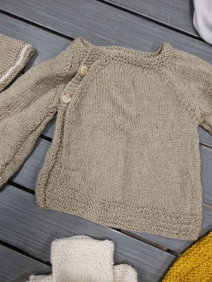 Lot de 4 brassières + un bonnet tricoté main taille naissance - photo numéro 5