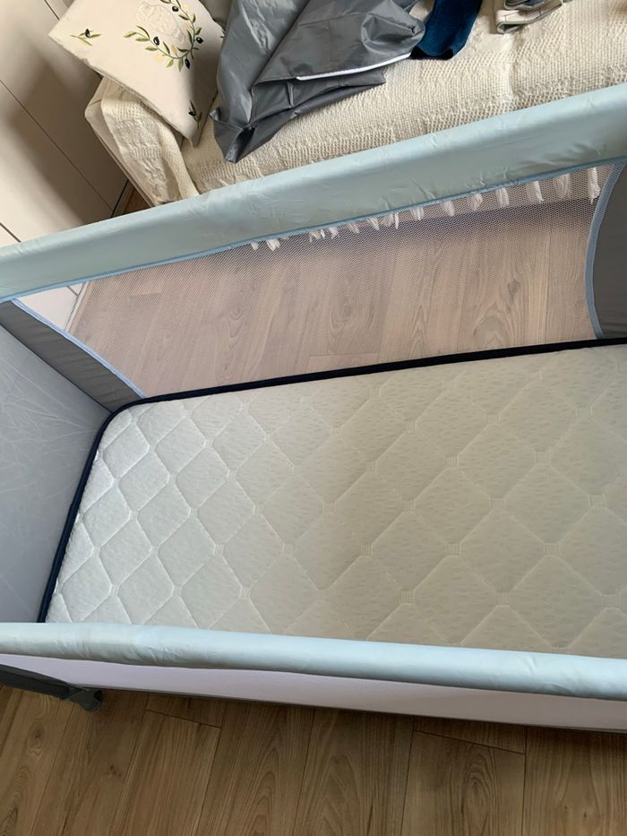 Lit parapluie + 2 matelas neufs. - photo numéro 4