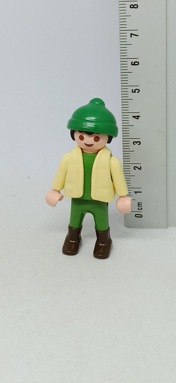 Enfant garçon avec habits d'hiver playmobil