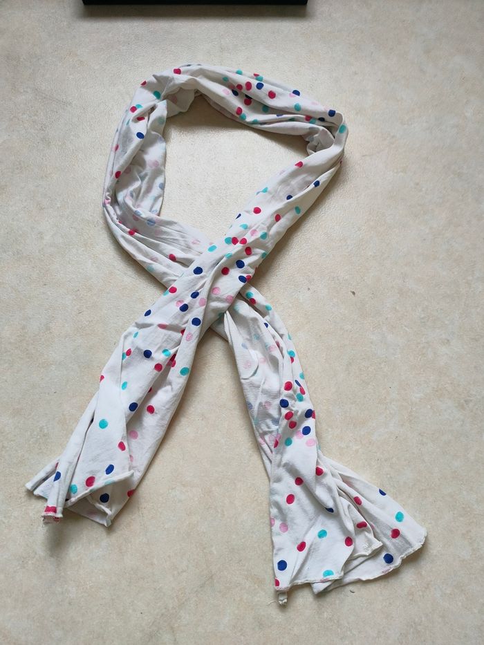 Écharpe blanche à pois colorés – DPAM