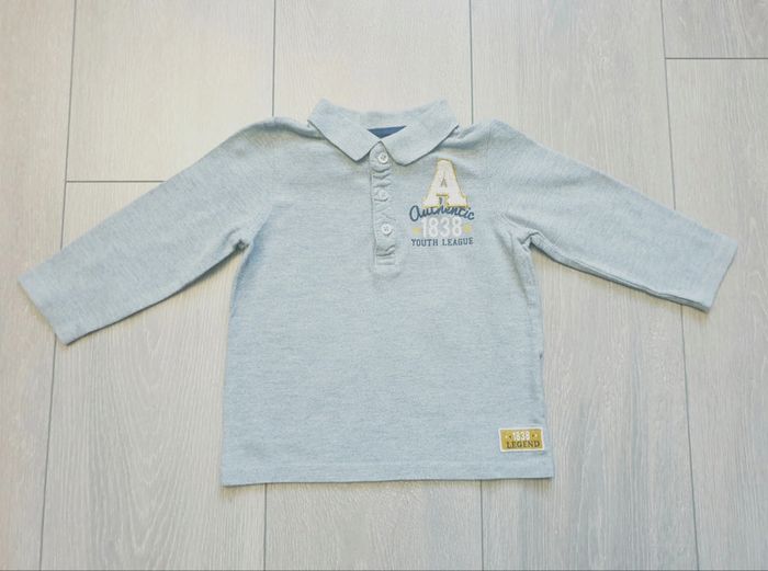 Polo gris. Garçon 24 mois. Marque Kiabi