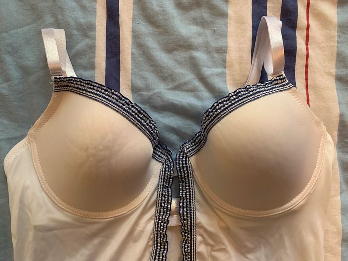 Lingerie / bustier ouvert - photo numéro 2