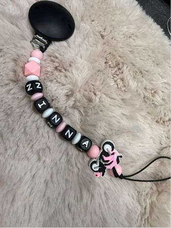 Attache tétine moto 