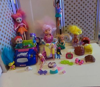 Ensemble de petites poupées et accessoires