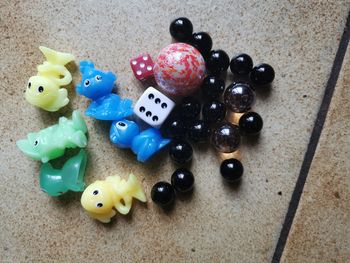 Figurines fluorescentes, billes et dès