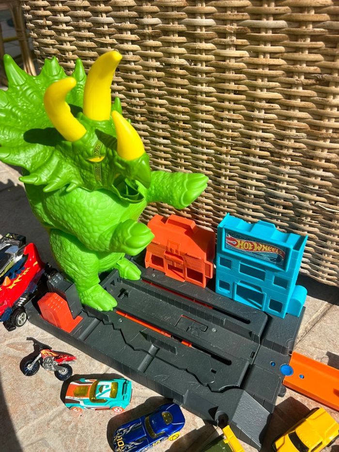 Jouet 🧸 Lot hot wheels city attaque du tricératops + voiture - photo numéro 2